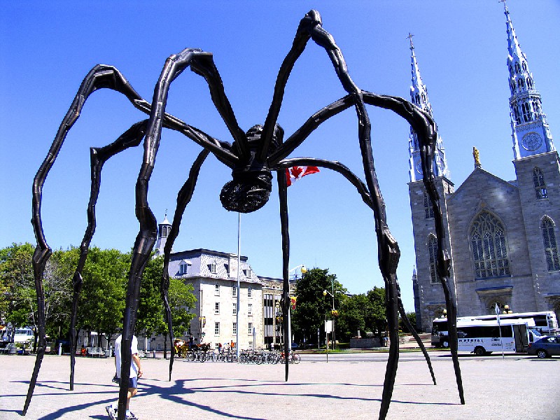 [t]Rzeźba Louise Bourgeois przed National Gallery of Canada[/t] [s]Fot John Talbot, CC BY 2.0, Wikipedia[/s]